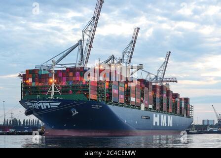 Southampton, Hampshire, Großbritannien. Juni 2020. Das größte Schiff, das jemals Southampton Docks besucht hat, kommt in den frühen Morgenstunden bei DP World Southampton an. Das Containerschiff HMM Oslo ist eines der größten Schiffe der Welt. Das Schiff ist länger als der Shard in London ist, misst 399.9 Meter in der Länge. Das massive Schiff ist 61.5 Meter breit und hat die Kapazität, 23,820 zwanzig Fuß Container-Einheiten zu halten. Das Schiff wird am Samstag, den 27. Juni, vom Hafen abfahren und britische Exporte nach Südkorea über Frankreich, Deutschland, die Niederlande und Singapur transportieren. Kreditstuar Stockfoto