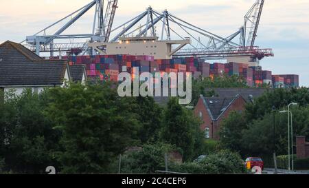 Southampton, Hampshire, Großbritannien. Juni 2020. Das größte Schiff, das jemals Southampton Docks besucht hat, kommt in den frühen Morgenstunden bei DP World Southampton an. Das Containerschiff HMM Oslo ist eines der größten Schiffe der Welt. Das Schiff ist länger als der Shard in London ist, misst 399.9 Meter in der Länge. Das massive Schiff ist 61.5 Meter breit und hat die Kapazität, 23,820 zwanzig Fuß Container-Einheiten zu halten. Das Schiff wird am Samstag, den 27. Juni, vom Hafen abfahren und britische Exporte nach Südkorea über Frankreich, Deutschland, die Niederlande und Singapur transportieren. Kreditstuar Stockfoto