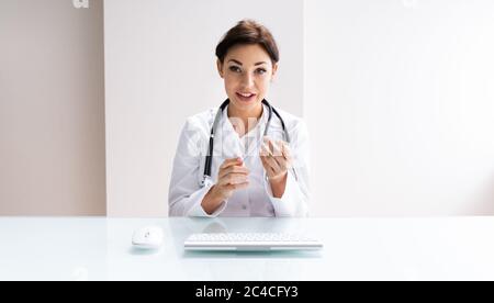 Weibliche Arzt Beratung Patient In Video-Konferenz Stockfoto