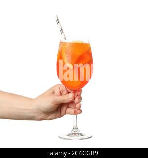 Weibliche Hand hält Glas aperol Spritz Cocktail, isoliert auf weißem Hintergrund Stockfoto