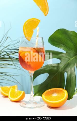 Komposition mit aperol Spritz Cocktail auf farbigem Hintergrund. Sommergetränk Stockfoto