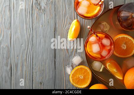 Komposition mit aperol Spritz Cocktail auf Holzgrund. Sommergetränk Stockfoto