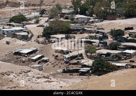 Ansicht des Lagers Khan al-Ahmar des Stammes der Jahalin Beduinen, deren Häuser meist aus Zinnblättern und Holzplatten gebaut sind. Israels Oberster Gerichtshof hat beschlossen, ihr Dorf zu zerstören, trotz einer Kampagne der europäischen Regierungen, es zu retten. Stockfoto