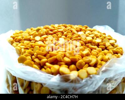 Split Chickpea auch bekannt als Chana Dal, Yellow Chana Split Peas, getrocknete Chickpea Linsen oder Toor Dal isoliert auf weißem Hintergrund Stockfoto