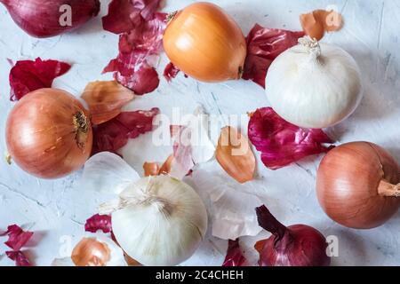 Reinigung frischer Zwiebeln in der Küche. Draufsicht Stockfoto