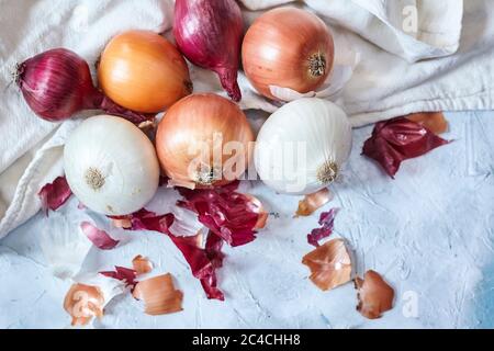 Reinigung frischer Zwiebeln in der Küche. Draufsicht Stockfoto