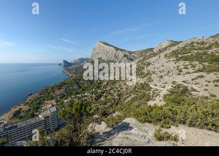 Malerischen hohen Winkel Panoramablick von Palvani Oba Berggipfel Weg C0-11516 unten Sokol (Hawk) Berg in Richtung Stadt Novy Svet (neue Welt) Stockfoto