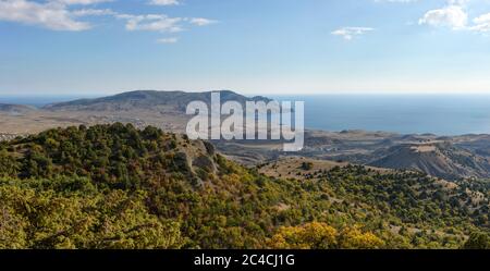 Landschaftlich schöner Panoramablick auf das Kap Meganom und das Kapseltal vom Ai-Georgiy Berg in der Nähe der Stadt Sudak, Krim, Russland. Stockfoto