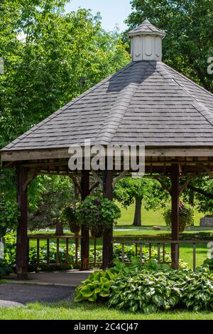 Schön gestalteter Pavillon aus Holz in einer malerischen Parklage Stockfoto