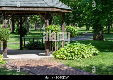 Schön gestalteter Pavillon aus Holz in einer malerischen Parklage Stockfoto