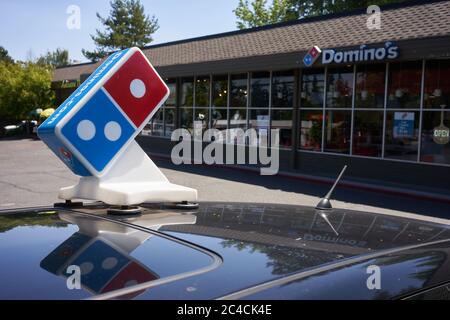 Das Domino's Pizza Schild ist auf einem Pizzawagen vor einem Domino's Pizza Standort in Lake Oswego, Oregon, am Donnerstag, 25. Juni 2020 zu sehen. Stockfoto