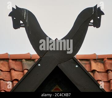 Pferdeköpfe aus Holz auf dem Giebel eines traditionellen niedersächsischen Hauses geschnitzt Stockfoto