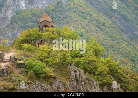 Beeindruckender alter Pavillon am Berghang von Goris, Provinz Syunik, Armenien Stockfoto