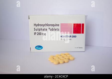 Jaipur Indien um 2020 - Foto einer Schachtel und Tabletten eines Hydroxychloroquin Sulfat Tabletten auf weißem Hintergrund mit Medizin Pillen Stockfoto