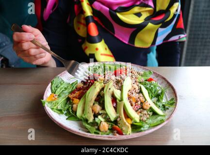 Weibliche Ernährung gesunde Mahlzeit von Quinoa Salat mit Avocado und Arugula Stockfoto