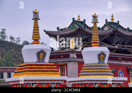 Xining, Qinghai, China. 6/12/2020 Ansicht der tibetischen Tempelarchitektur, Pagoden am Kumbum Kloster.Dieses berühmte tibetisch-buddhistische Kloster war Foun Stockfoto