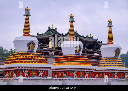 Xining, Qinghai, China. 6/12/2020 Ansicht der tibetischen Tempelarchitektur, Pagoden am Kumbum Kloster.Dieses berühmte tibetisch-buddhistische Kloster war Foun Stockfoto