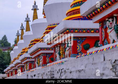 Xining, Qinghai, China. 6/12/2020 Ansicht der tibetischen Tempelarchitektur, acht Verdienste Stupas in Kumbum Kloster in Qinghai, China Stockfoto