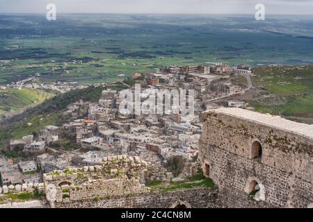 Blick auf das Tal von Crusaders Castle Krak des Chevaliers, Castle of the Knights, Qalaat al Hosn, Syrien Stockfoto