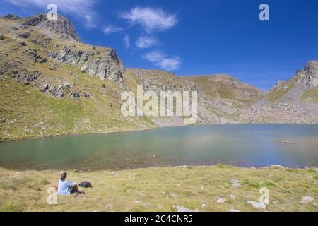 Benasque, Huesca/Spanien; 24. August 2017. Eine Frau, die am Gorgutes-See im Naturpark Posets-Maladeta ruht. Stockfoto