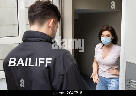 Gerichtsschuldner Beschlagnahme Von Frau In Finanziellen Schwierigkeiten Stockfoto