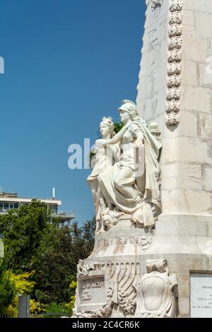 Nizza, Frankreich - 14. Juni 2019 : Touristen kommen an der Promenade von Nizza vorbei, an der das Denkmal des 100. Jahrestages in den Gärten des Albert Parks an der französischen Riviera steht Stockfoto