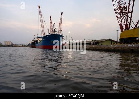 JAKARTA-27. MÄRZ 2020: Zwei Schiffe dockten am 27. März 2020 im Sunda Kelapa Hafen in Jakarta an. Stockfoto