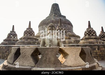 Buddha-Statue im weltgrößten buddhistischen Tempel Borobudur aufgenommen in Sunset Yogyakarta, Java Island, Indonesien Stockfoto