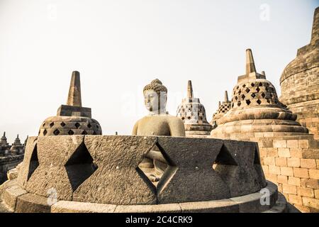 Buddha-Statue im weltgrößten buddhistischen Tempel Borobudur aufgenommen in Sunset Yogyakarta, Java Island, Indonesien Stockfoto