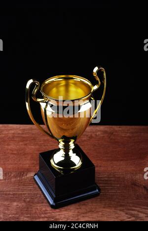 Goldene Trophäe auf schwarzem Hintergrund Stockfoto