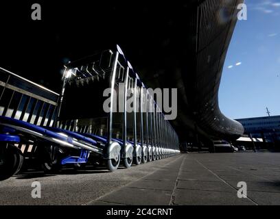 Düsseldorf, Deutschland. Juni 2020. Viele Gepäckwagen stehen vor dem Eingangsbereich am Flughafen Düsseldorf. In Nordrhein-Westfalen beginnen die Schulferien am Freitag. Quelle: Roland Weihrauch/dpa/Alamy Live News Stockfoto