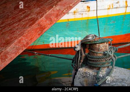 Zwei bunte Schiffe dockten an einem lokalen Hafen in Jakrata, Indonesien. Stockfoto