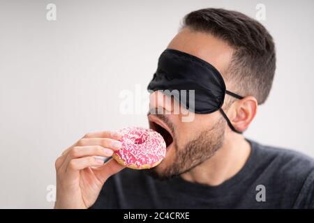 Blinder Geschmack. Lebensmitteltest Mit Verbundenen Augen. Mann Gesicht