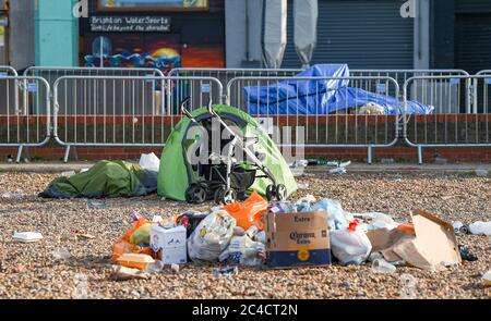 Brighton UK 26. Juni 2020 - Menschen schlafen heute früh in einem Zelt, da Müllhaufen am Strand von Brighton und am Meer gestern von den Besuchermassen zurückgelassen wurden, die der bisher heißeste Tag des Jahres waren : Credit Simon Dack / Alamy Live News Stockfoto