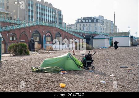 Brighton UK 26. Juni 2020 - Menschen schlafen heute früh in einem Zelt, da Müllhaufen am Strand von Brighton und am Meer gestern von den Besuchermassen zurückgelassen wurden, die der bisher heißeste Tag des Jahres waren : Credit Simon Dack / Alamy Live News Stockfoto