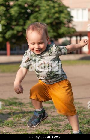Kleiner Junge, der Spaß hat, im Hof zu springen. Stockfoto