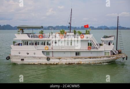 Tourist Junk in Halong Bay, Vietnam Stockfoto