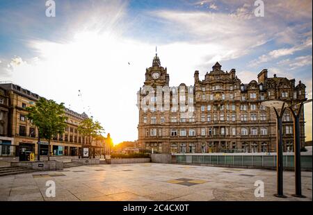 Edinburgh, Covid 19 Lockdown 2020. Sonnenaufgang auf der Prince's Street in Edinburgh Stockfoto