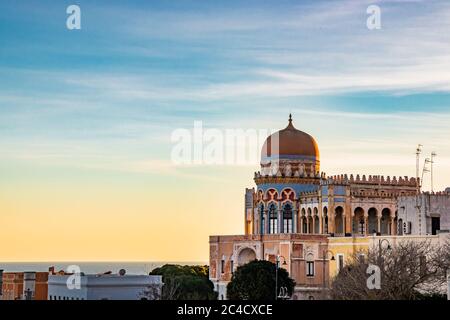 Ein Blick auf Santa Cesarea Terme bei Sonnenuntergang, mit seinen herrlichen arabischen und maurischen Palästen, Apulien, Salento, Italien. Hydrothermale Station in Lecce Stockfoto
