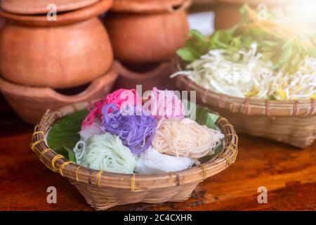 Thai-Essen, Reis Noodle gegessen mit Curry und frischem Gemüse. Oder fermentierte Reismehl Noodles / Kanom jeen sind frische Reisnudeln in der thailändischen Küche, die Stockfoto