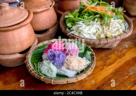 Thai-Essen, Reis Noodle gegessen mit Curry und frischem Gemüse. Oder fermentierte Reismehl Noodles / Kanom jeen sind frische Reisnudeln in der thailändischen Küche, die Stockfoto