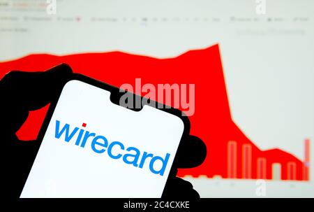 Wirecard-Logo auf Smartphone und Wirecard AG-Kursdiagramm (3-Monatszeitraum, Stand Juni 26 2020) auf unscharfem Hintergrund. Keine Montage. Stockfoto