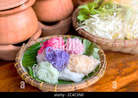 Thai-Essen, Reis Noodle gegessen mit Curry und frischem Gemüse. Oder fermentierte Reismehl Noodles / Kanom jeen sind frische Reisnudeln in der thailändischen Küche, die Stockfoto