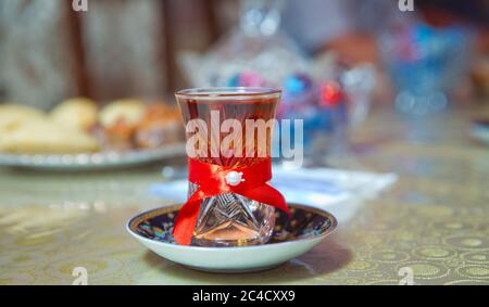 Aserbaidschan schwarzer Tee mit Vintage weißen Tischtee in Ostglas auf dem Silbersalver , Arabisch, Türkisch, Aserbaidschanisch Bräuche . Engagement Tee Stockfoto