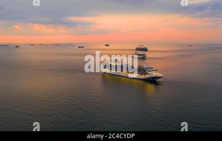 Kreuzfahrtschiffe vor der niederländischen Küste mit der Emerald Princess, einem Kreuzfahrtschiff der Crown-Klasse im Vordergrund, Südholland, Niederlande, verankert. Stockfoto
