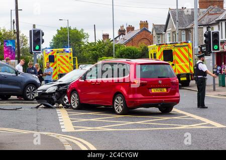 7. Dezember 2018 EIN Mehrfahrzeug-Verkehrsunfall in Ballyholme in Bangor County Down Northern Ireland mit zwei Krankenwagen in Anwesenheit. Details Stockfoto