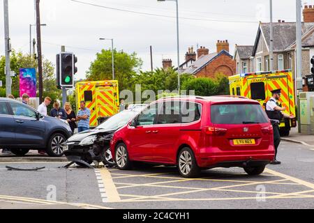 7. Dezember 2018 EIN Mehrfahrzeug-Verkehrsunfall in Ballyholme in Bangor County Down Northern Ireland mit zwei Krankenwagen in Anwesenheit. Details Stockfoto