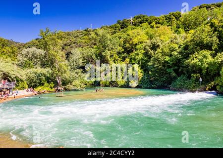 30. Juni 2019 - Narni, Umbrien, Terni, Italien - Gole del Nera, ein kleiner See, der vom Fluss Nera gebildet wird. Die offene Schleuse des Staudamms sendet einen starken Wasserstrahl aus Stockfoto