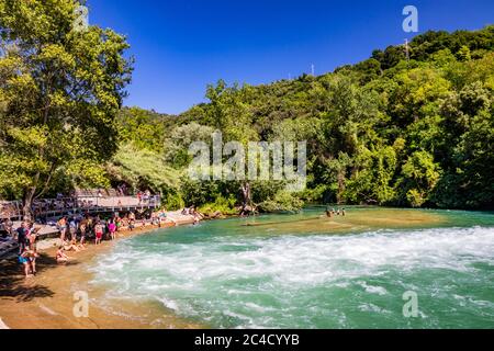 30. Juni 2019 - Narni, Umbrien, Terni, Italien - Gole del Nera, ein kleiner See, der vom Fluss Nera gebildet wird. Die offene Schleuse des Staudamms sendet einen starken Wasserstrahl aus Stockfoto