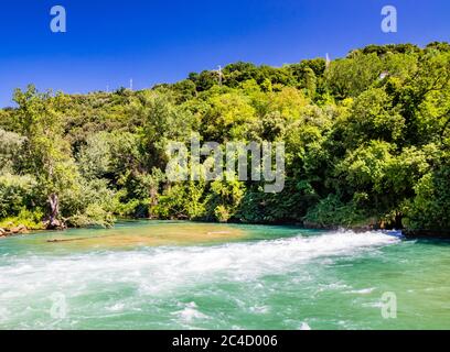 Narni, Umbrien, Terni, Italien - Gole del Nera, ein kleiner See, der vom Fluss Nera gebildet wird. Die offene Schleuse des Staudamms sendet einen starken Wasserstrahl aus. Stockfoto